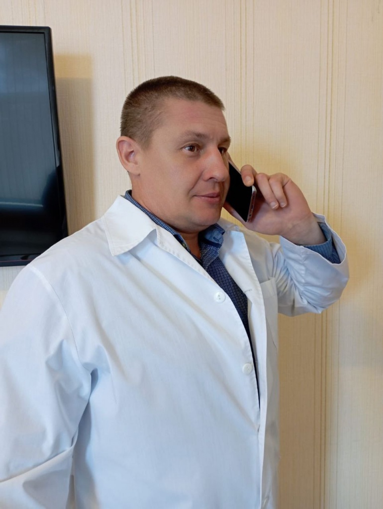 Фото Панасенко с телефоном.jpg Фото Панасенко с телефоном.jpg
